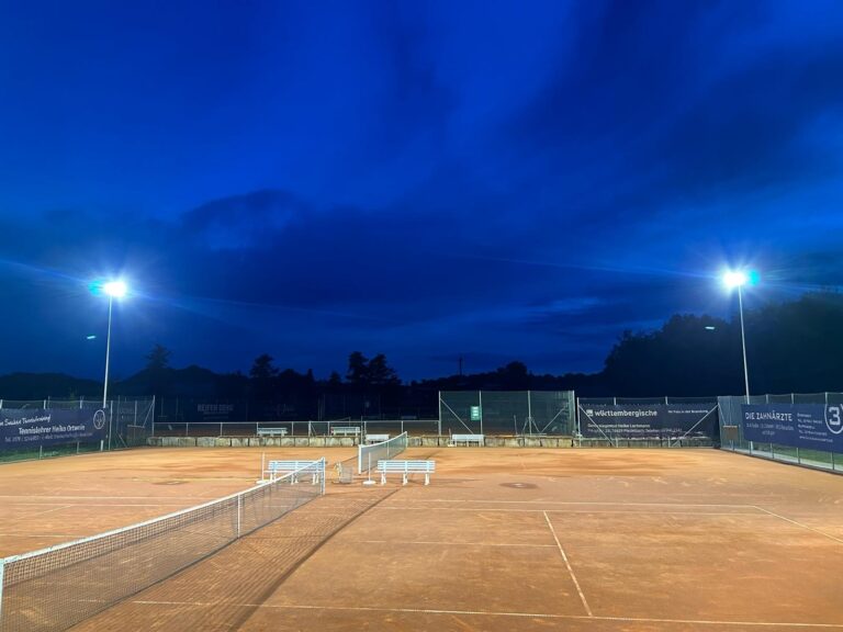 Neue Flutlichtanlage ermöglicht Tennis bis in die Abendstunden