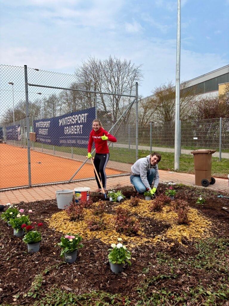 Außenplätze bereit für die Sommersaison 2026